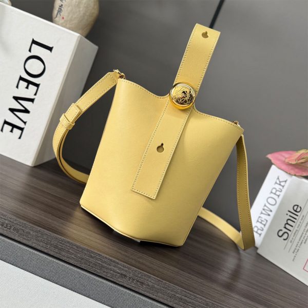 LOEWE Mini Pebble bucket in smooth calfskin(high-end grade)