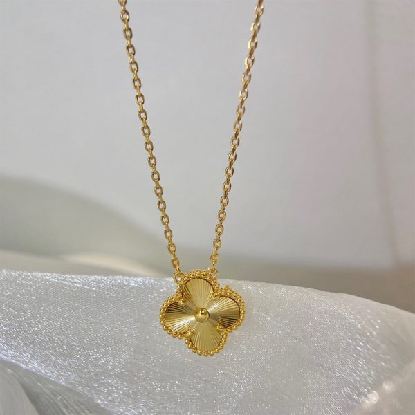 VCA Vintage Alhambra pendant