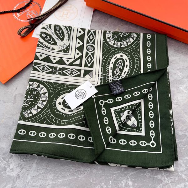 HERMES Cheval de Coeur Bandana shawl 140