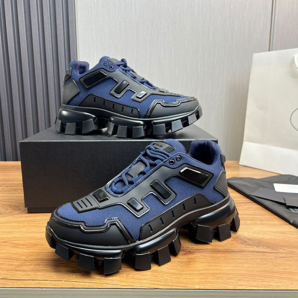 Thick-soled sneakers