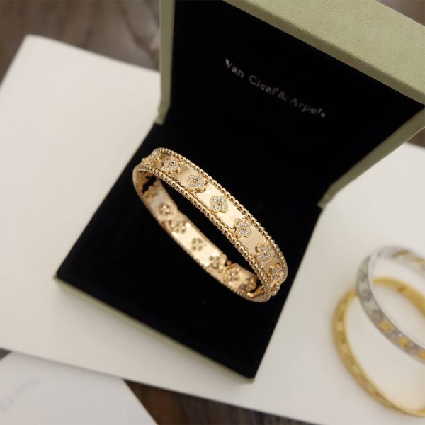 Van Cleef & Arpels Perlée clovers bracelet, medium model