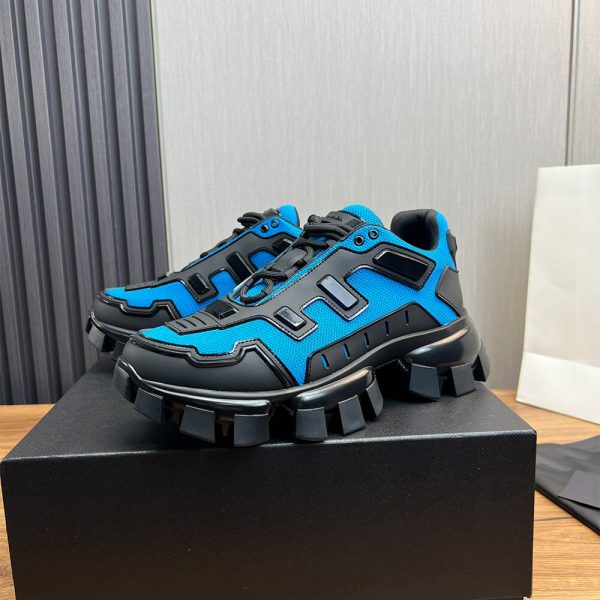 Thick-soled sneakers