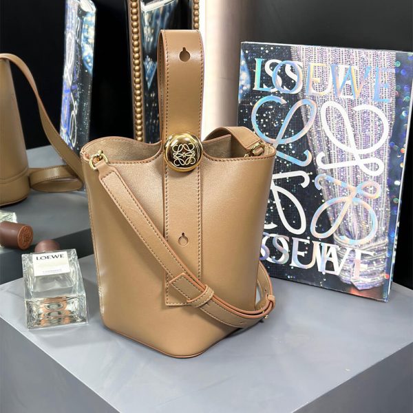 LOEWE Mini Pebble bucket in smooth calfskin(high-end grade)