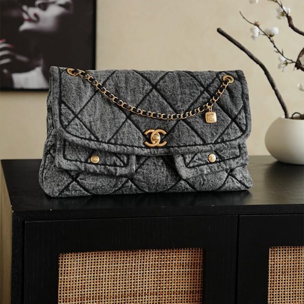 Chanel MAXI FLAP BAG(HIGH-END GRADE)