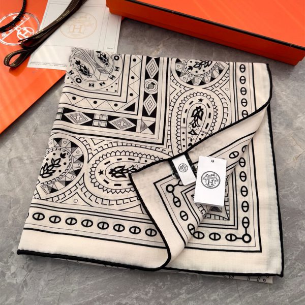 HERMES Cheval de Coeur Bandana shawl 140