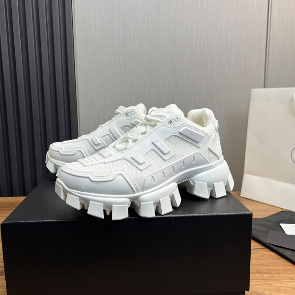 Thick-soled sneakers