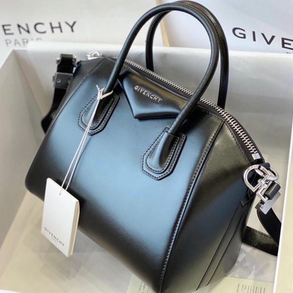 GIVENCHY Medium Antigona bag