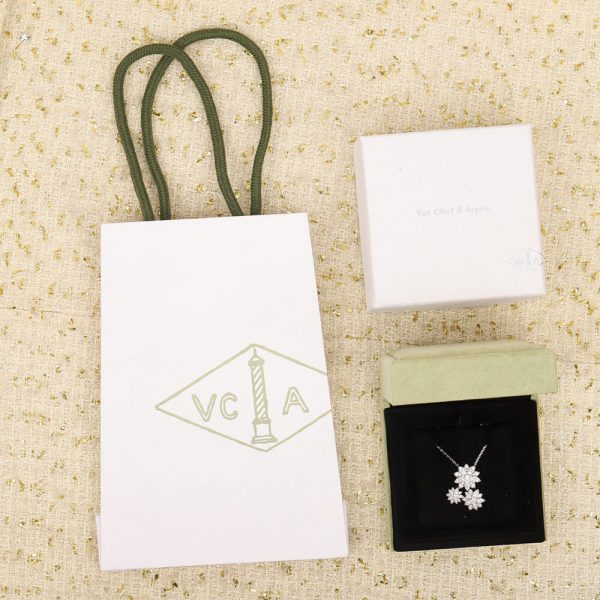 Van Cleef & Arpels Lotus pendant, 3 flowers