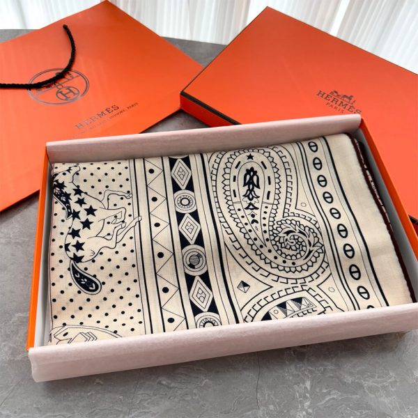 HERMES Cheval de Coeur Bandana shawl 140